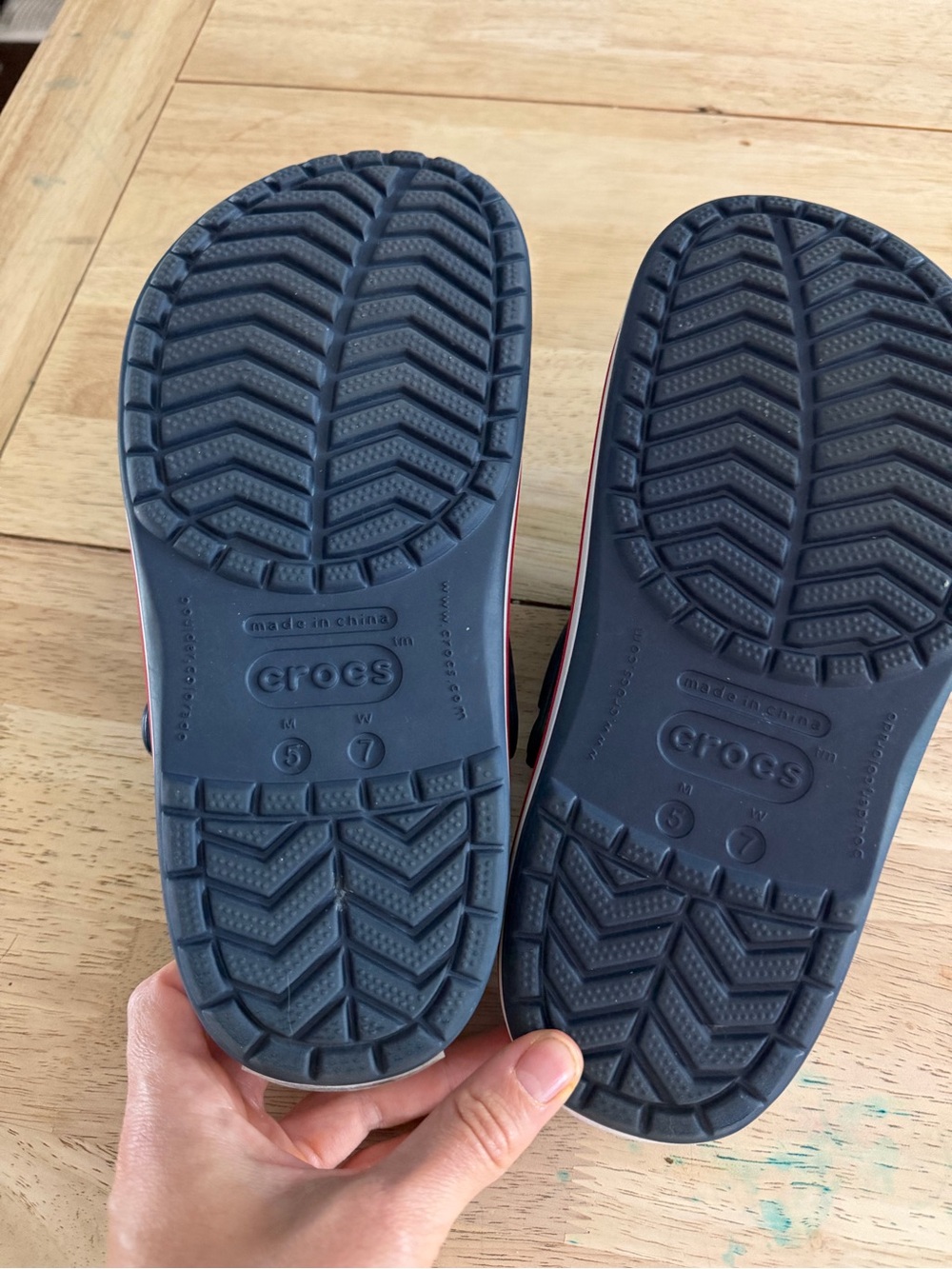 Womens size 7 crocs - Picture 2 of 2